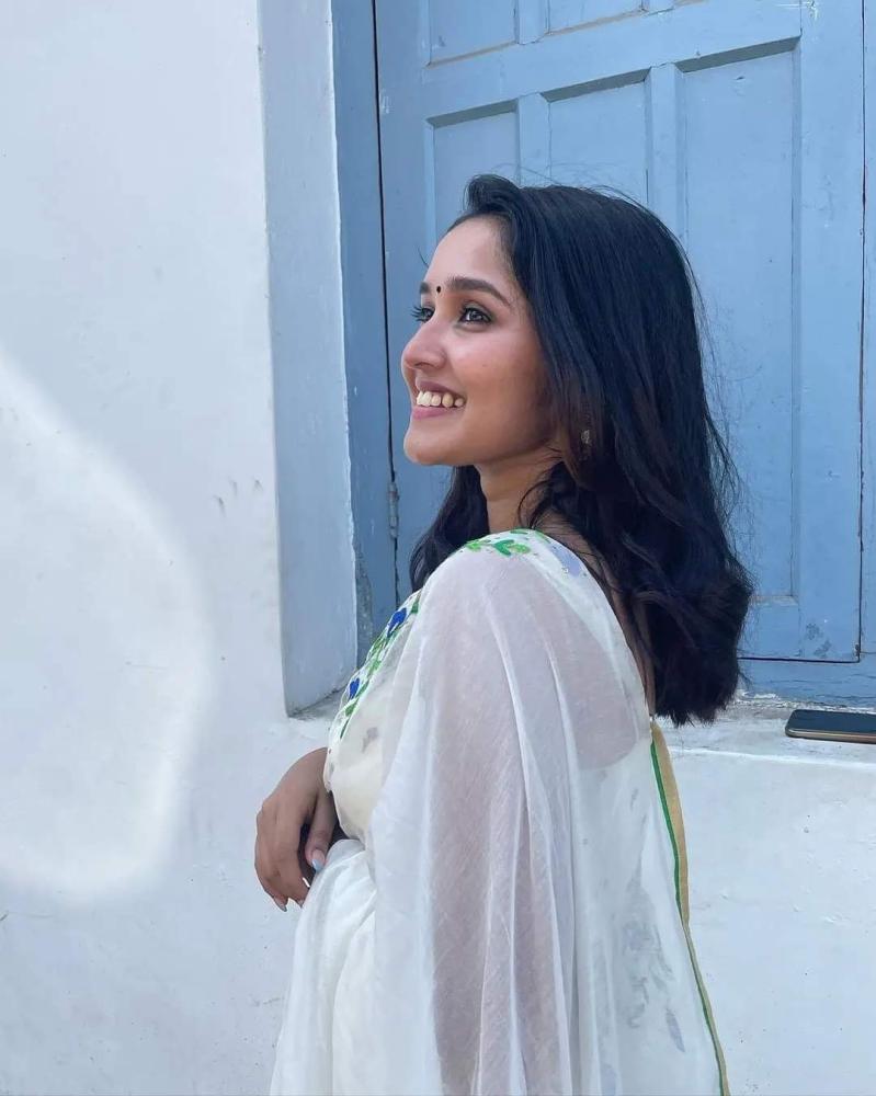 anikha-surendran-stuns-in-a-magnificent-white-saree